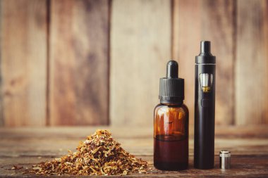 Kalem, tüp kalem, elektronik sigara ya da sigara kalıpları, ve sigara, ahşap bir arka planda..