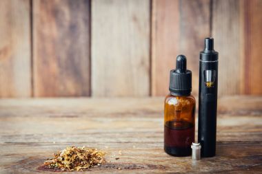 Vaping buharı ile ahşap tablo ayarlama. Metin için yer.