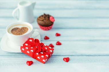 Sevgiliye arka plan ile hediye kutusu