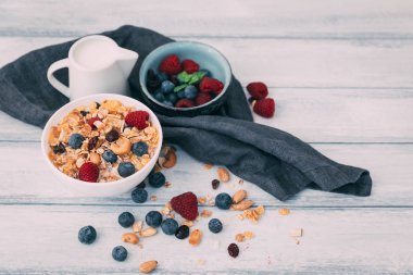 Ev yapımı granola ve ahşap masa üzerinde taze çilek