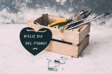 Mutlu Babalar günü. Selamlar ve hediyeler