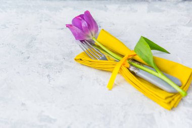 Sevgililer Tablo ayarı yer. Romantik bir akşam yemeği kavramı