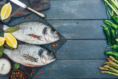 Dorado balığı limon ve ahşap bir gemide baharat