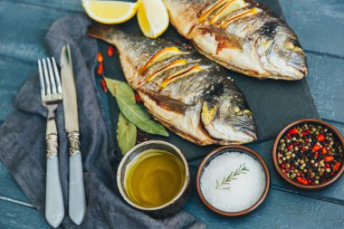 Ahşap arka plan üzerinde Eşkine balık baharatlar ile kavrulmuş 