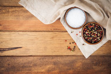 Karabiber ve tuz ahşap arka plan üzerinde 