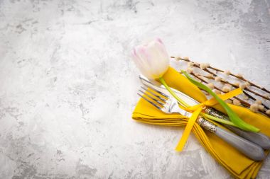Paskalya sofra bahar çiçekleri ve çatal bıçak takımı. Tatil arka plan