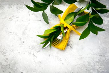 Festival Tablo ayarı ve yeşil ve sarı taze çiçeklerle dekorasyon 