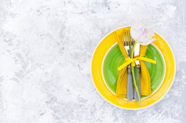 Festival Tablo ayarı ve yeşil ve sarı taze çiçeklerle dekorasyon 