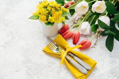 Festival Tablo ayarı ve yeşil ve sarı taze çiçeklerle dekorasyon 