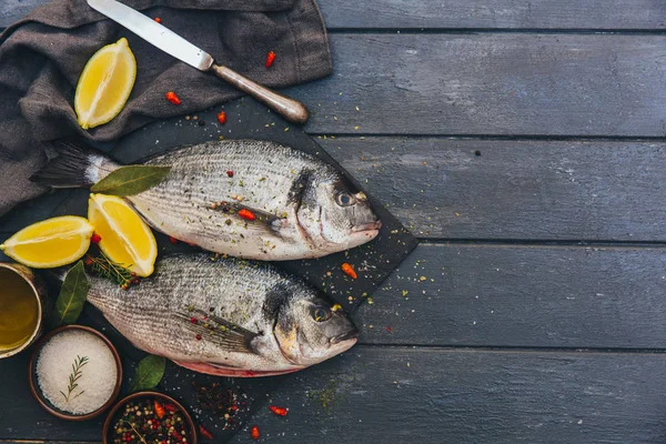 Свежая Рыба Дорадо Дорадо Ингредиенты Приготовления Пищи Черным Столом — стоковое фото