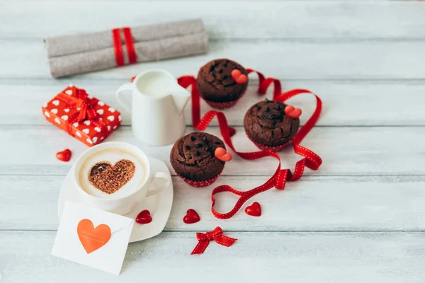 Valentinstag Holz Hintergrund Mit Roten Herzen Und Kaffee — Stockfoto