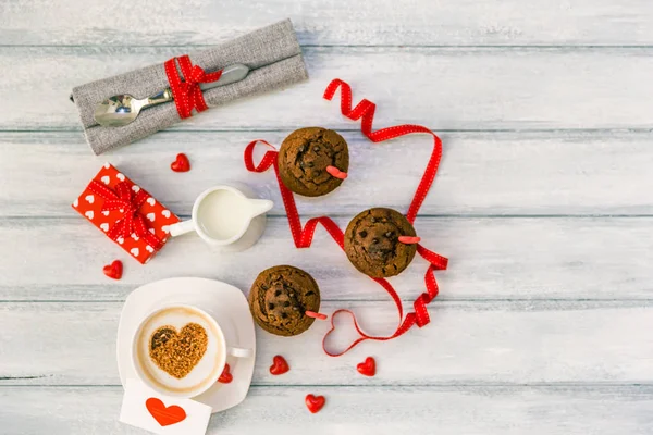 Valentinstag Holz Hintergrund Mit Roten Herzen Und Kaffee — Stockfoto