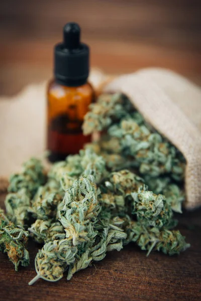 Cannabis médicinal avec huile extraite dans une bouteille — Photo