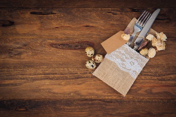 Rustikaler Ester-Hintergrund mit kleinen Eiern — Stockfoto