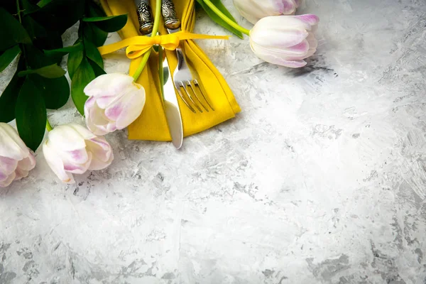 축제 테이블 설정 및 녹색과 노란색에 신선한 꽃으로 장식 — 스톡 사진