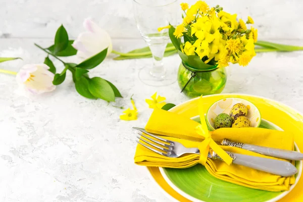 계란과 칼 부활절 테이블 설정 — 스톡 사진