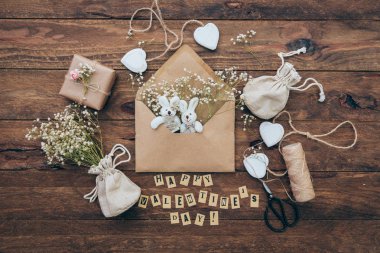  Mockup zarf ile mum mühür, NIB kalem, boş kartı ve kuru çiçekler. Düğün, hat vintage sabit Mock-up, üstten görünüm.