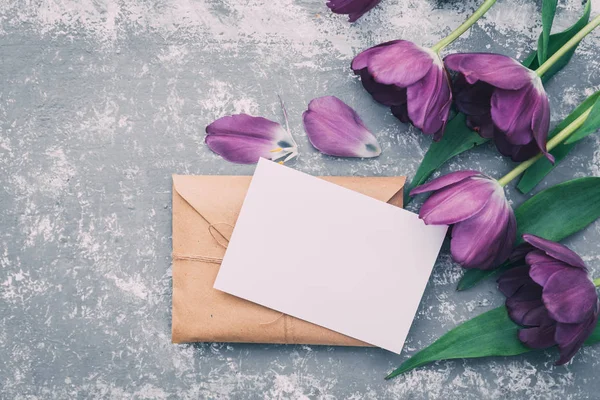 Коричневый бумажный конверт с пустым бланком с цветами. Приглашение на свадьбу — стоковое фото