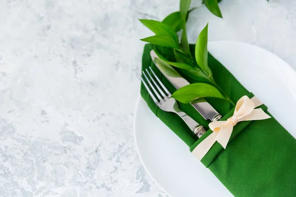 Cenário de mesa vintage com flores de rosa em um guardanapo de linho em um fundo de placa de madeira, close-up — Fotografia de Stock