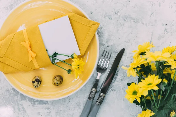 Table de Pâques avec œufs et couverts — Photo