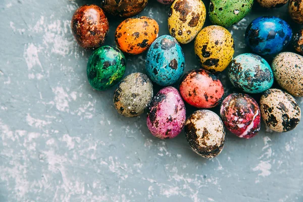 작은 착 색된 부활절 달걀 배경 — 스톡 사진