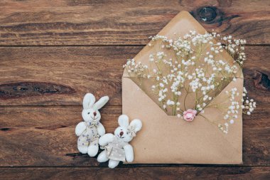  Boş boş çiçekli kahverengi kağıt zarf. Düğün davetiyesi 