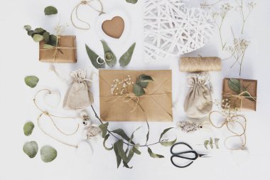  Mockup zarf ile mum mühür, NIB kalem, boş kartı ve kuru çiçekler. Düğün, hat vintage sabit Mock-up, üstten görünüm.