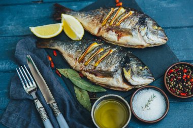 Baharatlı ızgara balık. 