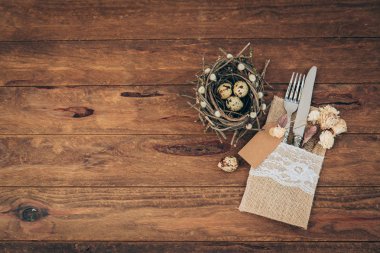 Mutlu Paskalya rustik tarzı arka planda 