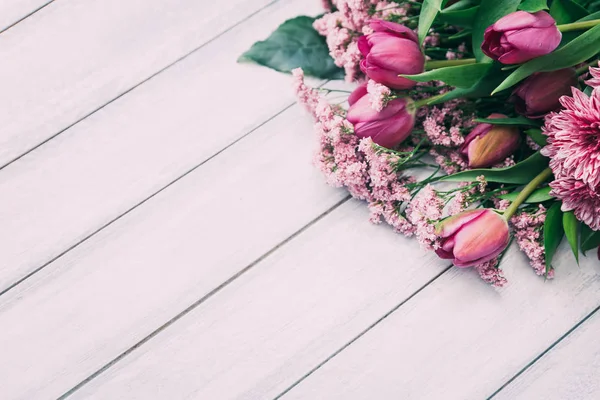Vackra våren tulpaner på trä bakgrund — Stockfoto