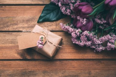 Sarılmış hediye kutusu. Tatil hediyesi