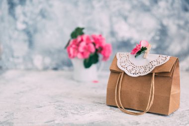 Kağıt çanta çiçekli. Mevcut kavramı. Anneler günü için şirin hediye