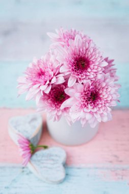 Ahşap arka plan üzerinde güzel Shabby Chic çiçekler 