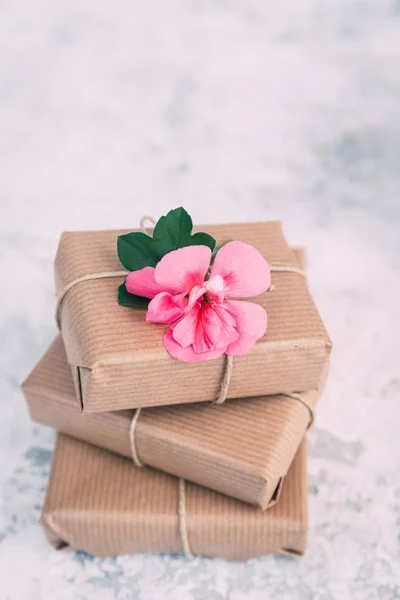 Handgefertigte Geschenkboxen mit Blumen. Geschenk zum Muttertag — Stockfoto