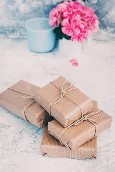 Cajas de regalo envueltas a mano con flores. Regalo para el día de las madres — Foto de Stock