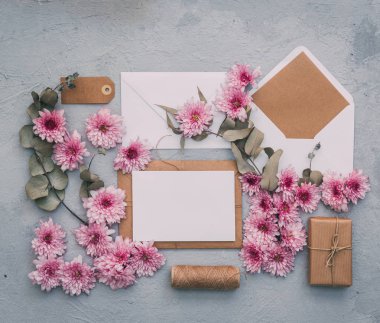 Kartı ve zarf ile çalışma alanı. Düğün davetiyesi. Kadar alay et. Düz yatıyordu 