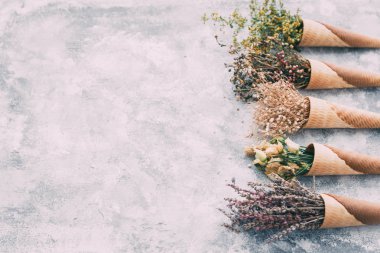 Yaratıcı bir dondurma waffle koni gri arka plan üzerine çiçekli natürmort