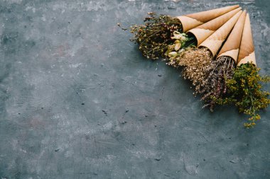 Dondurma waffle koni vintage gri arka plan üzerinde kurutulmuş çiçek