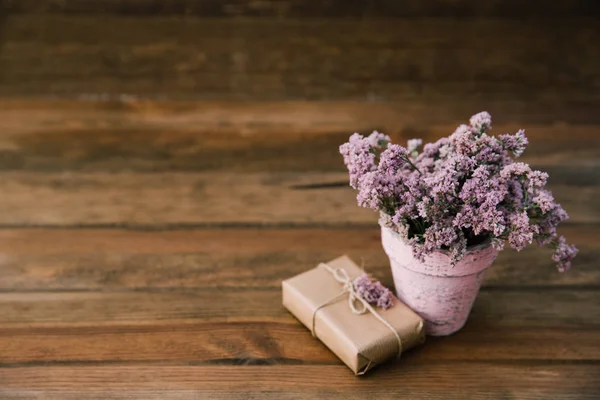 Geschenkverpackung mit Blumen. Raum für Text. Rustikales Konzept — Stockfoto