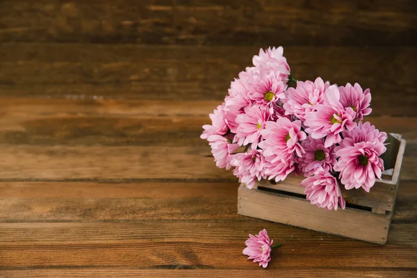 Summer flowers in wooden box. Space for text — Stock Photo, Image