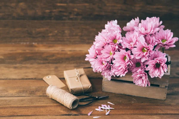 Muttertagskonzept. Handgemachtes Geschenk mit Blumen — Stockfoto