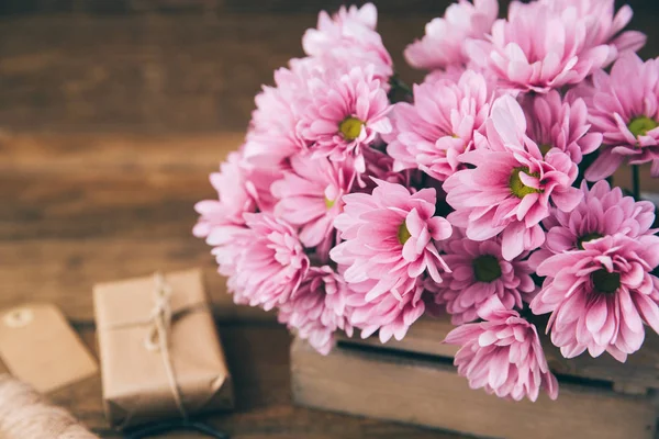 Roze bloemen op houten achtergrond — Stockfoto