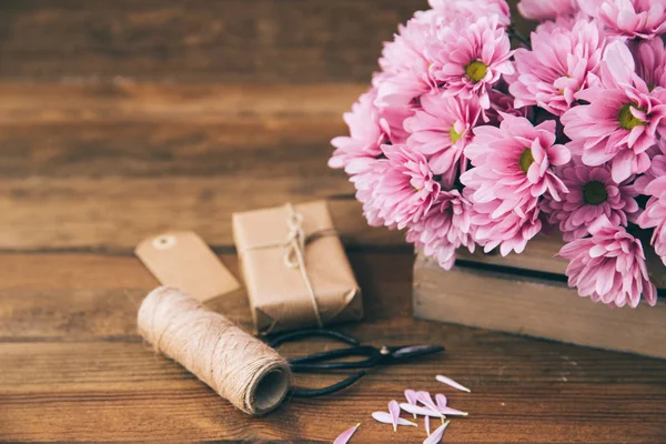 Blumen in Holzkiste und Werkzeug für handgemachtes Geschenk — Stockfoto