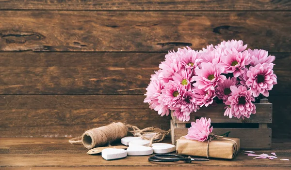 Handgefertigter Geschenkkarton mit Blumen — Stockfoto