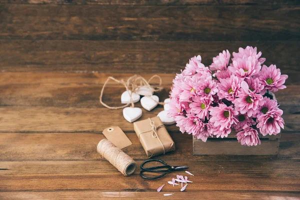 Blumen und Dekoration über Holzgrund — Stockfoto