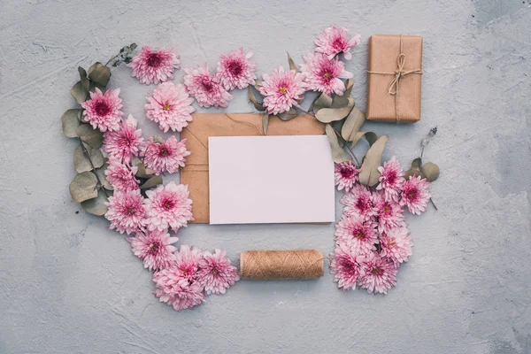 Espacio de trabajo para invitación con tarjeta hecha a mano. Sobres con flores sobre fondo vintage. Acostado. Prepárate. —  Fotos de Stock