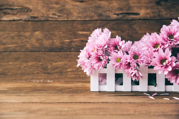 Fundo de férias com flores de jardim na mesa de madeira — Fotografia de Stock