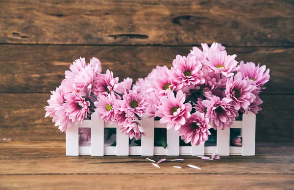 Vakantie achtergrond met tuin bloemen op houten tafel — Stockfoto