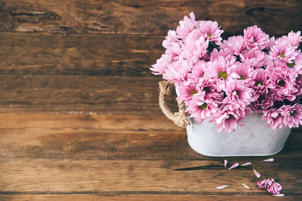 Pink summer flowers over wooden background — Stock Photo, Image