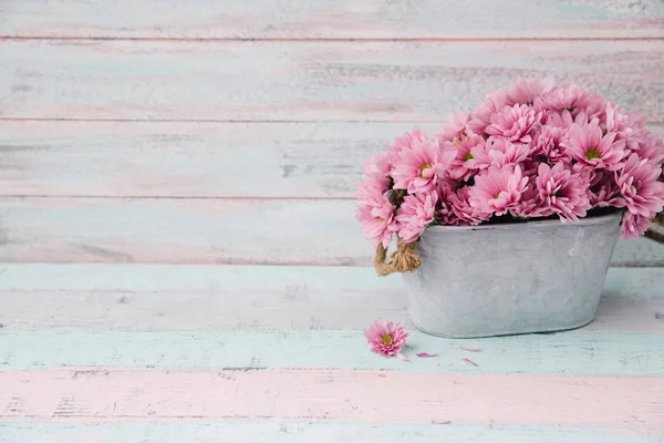 Shabby chique roze bloemen. Kopieer ruimte. Moeders dag concept — Stockfoto